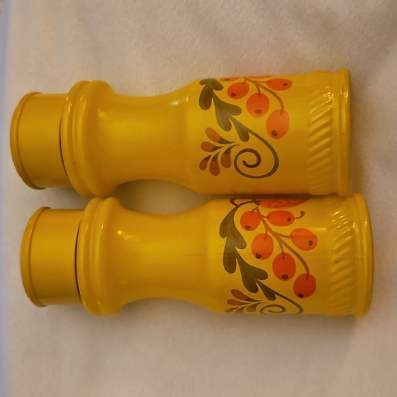 Vintage AVON Yellow and Orange Pennsylvania Dutch Glass Salt and Pepper Shakers - Picture 3 of 8